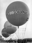 406524 Afbeelding van luchtballonnen tijdens een ballonwedstrijd op Koninginnedag op het terrein aan de Cervanteslaan ...